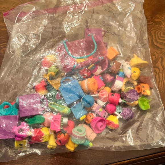 Shopkins Bundle 57 characters and 7 bags! - Picture 5 of 5